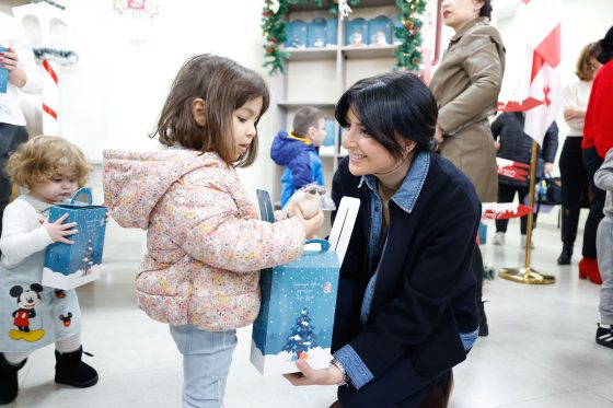 რუსთავის ბაგა-ბაღების 5900-მა აღსაზრდელმა, რუსთავის მერიისგან საახალწლო საჩუქარი მიიღო