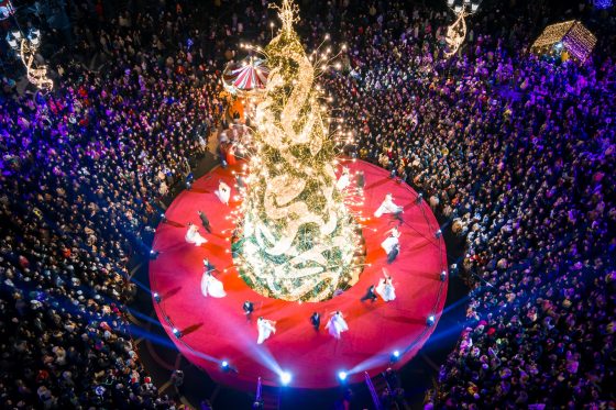 რუსთავში საახალწლო ნაძვის ხე აინთო და საშობაო სოფელი მეჯლისით გაიხსნა